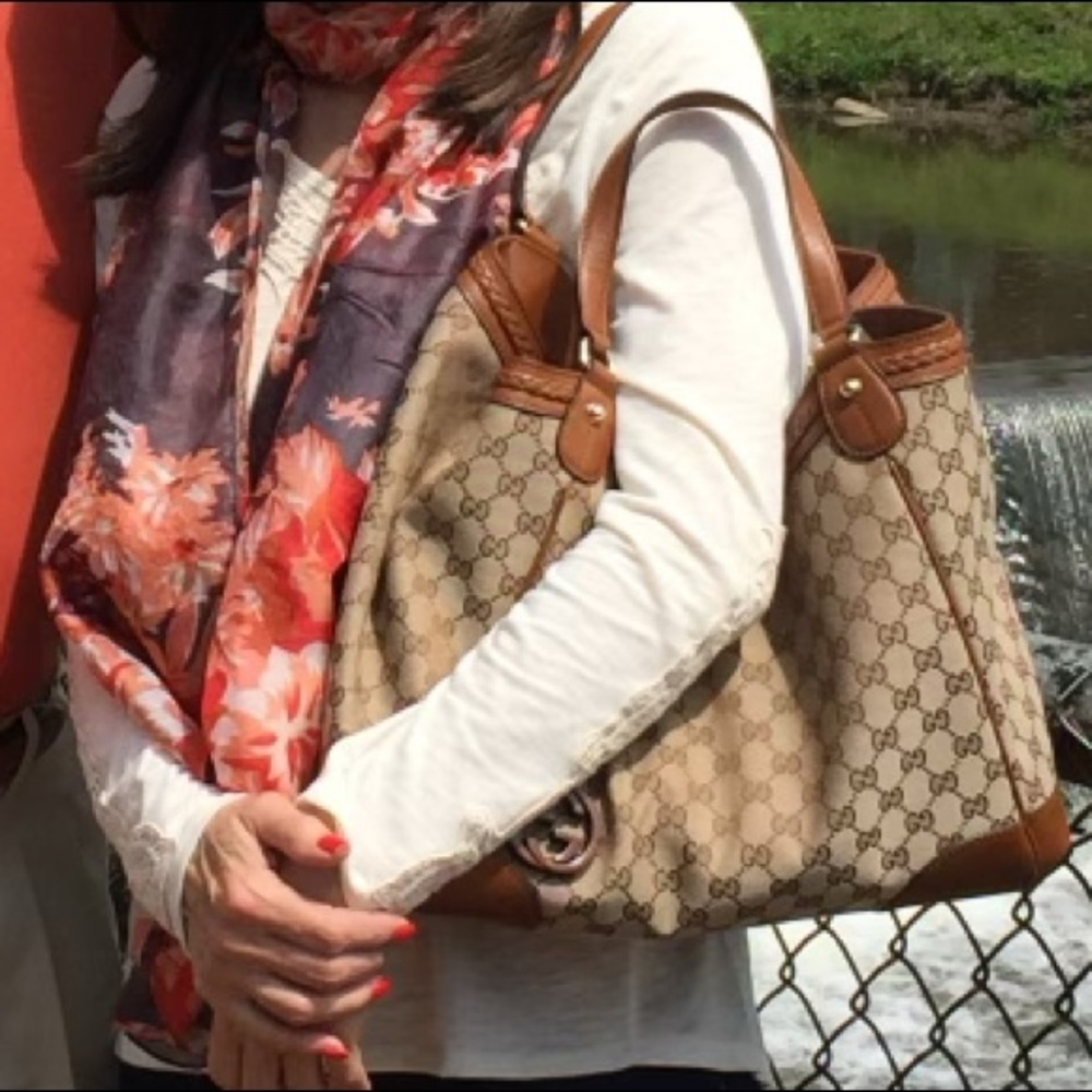 Gucci Host Pick gorgeous authentic handbag ! - Picture 14 of 17
